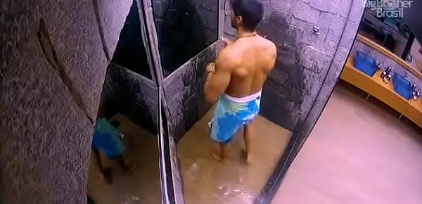  BBB18 - Lucas tomando banho e volume na cueca branca - Insta @musculoduroblog 